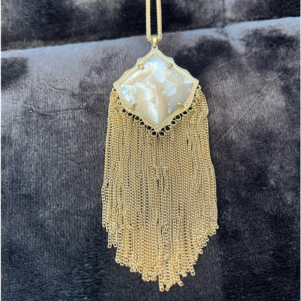 gorgeous kendra scott necklace!